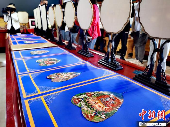 圖為唐卡延伸產(chǎn)品?！?zhí)砀?攝