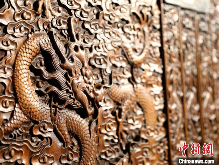 圖為青海永錄民俗博物館內(nèi)珍藏的中式家具細(xì)節(jié)展示?！⊙Φ?攝