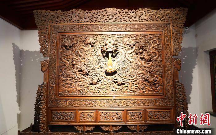 圖為青海永錄民俗博物館內(nèi)珍藏的中式家具?！⊙Φ?攝