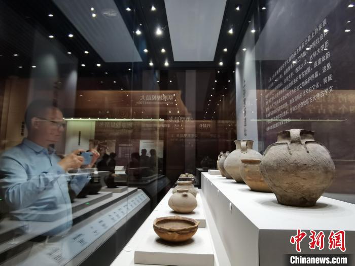 圖為河湟文化博物館展陳的陶器?！?zhí)砀?攝