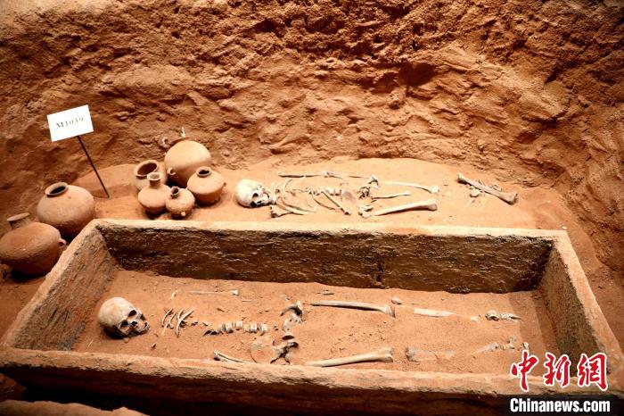 圖為河湟文化博物館復(fù)制展陳的墓葬及其彩陶陪葬品。　薛蒂 攝