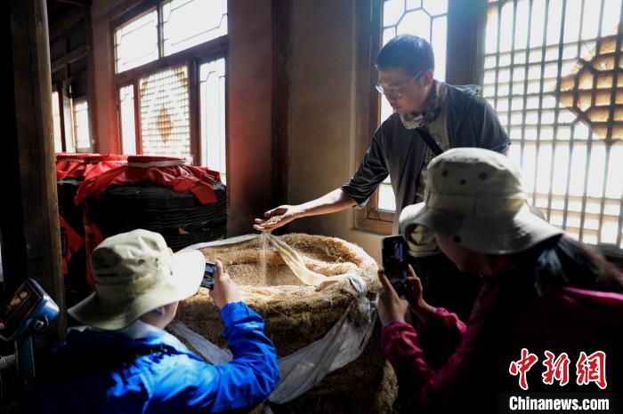 圖為青稞酒文化展示?！⊙Φ?攝