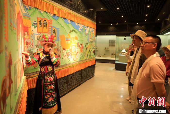 圖為媒體記者了解土族文化?！⊙Φ?攝