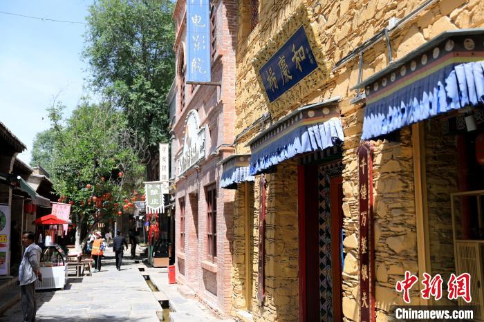 圖為平安驛·河湟民俗文化體驗地的門店?！⊙Φ?攝