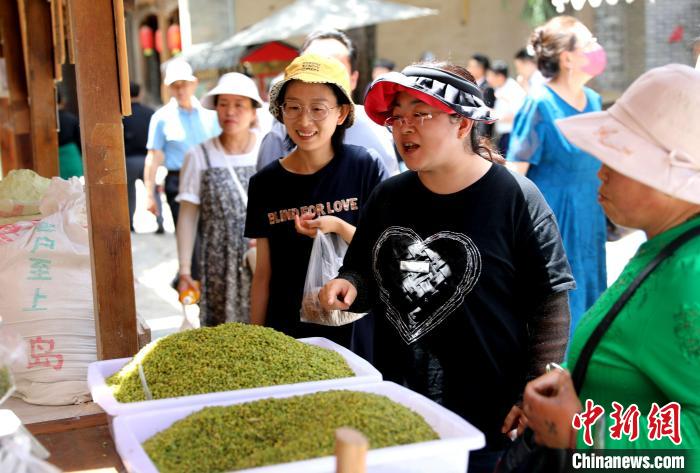 圖為民眾購買青海特色小吃?！⊙Φ?攝