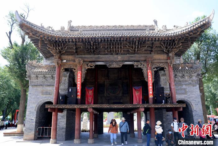 圖為平安驛·河湟民俗文化體驗地的戲樓。　薛蒂 攝