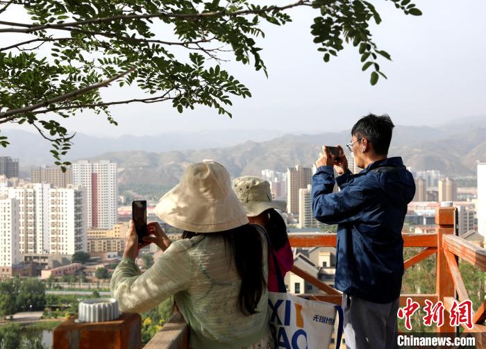 圖為媒體記者登頂朝陽山?！⊙Φ?攝