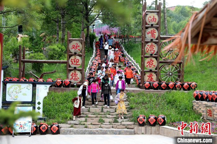 圖為油嘴灣生態(tài)文化景區(qū)的游客。　薛蒂 攝