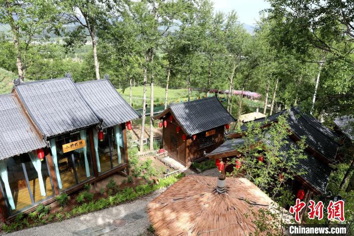 圖為景區(qū)內(nèi)依山而建的民宿?！⊙Φ?攝