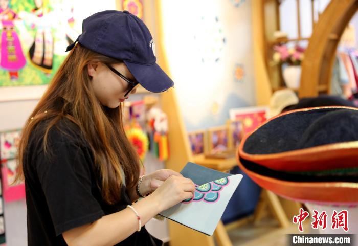 圖為民眾體驗(yàn)國(guó)家級(jí)非遺項(xiàng)目盤繡技藝?！⊙Φ?攝