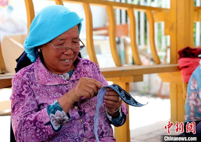 圖為繡娘在土族盤繡園內(nèi)制作盤繡。　薛蒂 攝