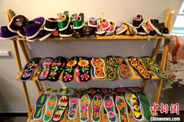 圖為盤繡作品?！⊙Φ?攝