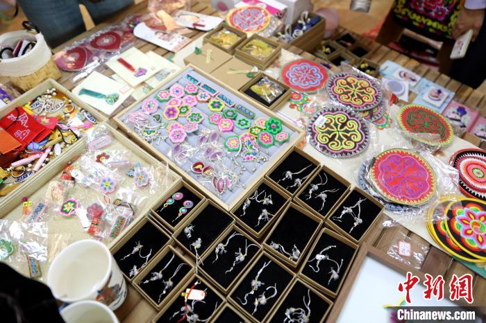 圖為盤繡作品?！⊙Φ?攝