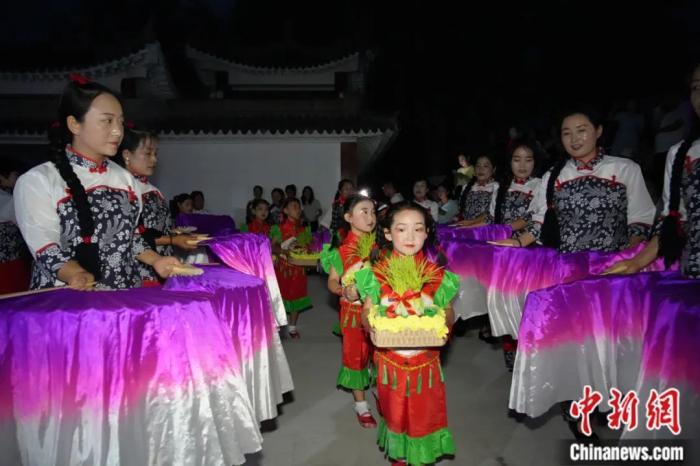 甘肅省西和縣姜席鎮(zhèn)晚霞湖畔，當?shù)孛耖g舉行盛大的乞巧儀式。魏朵朵 攝