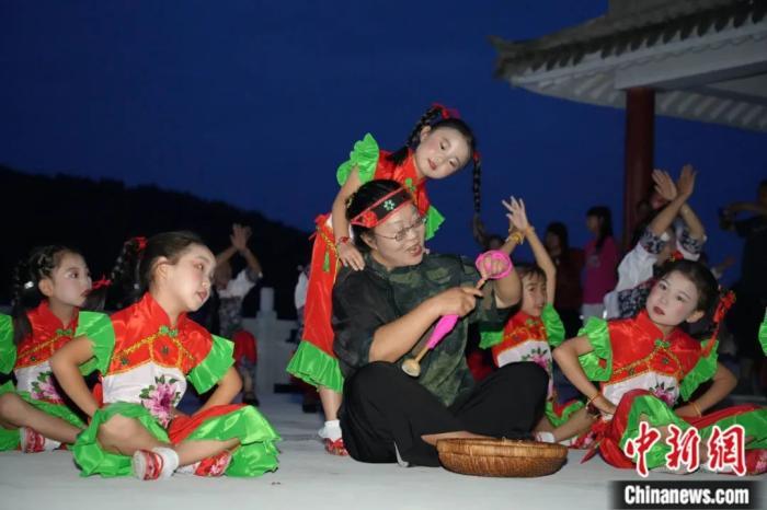 甘肅省西和縣小朋友們迎接“巧娘娘”。魏朵朵 攝