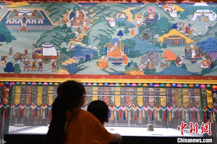 8月20日，兩名小觀眾參觀大型歷史題材卷軸唐卡“涼州會盟”?！〈魑牟?攝