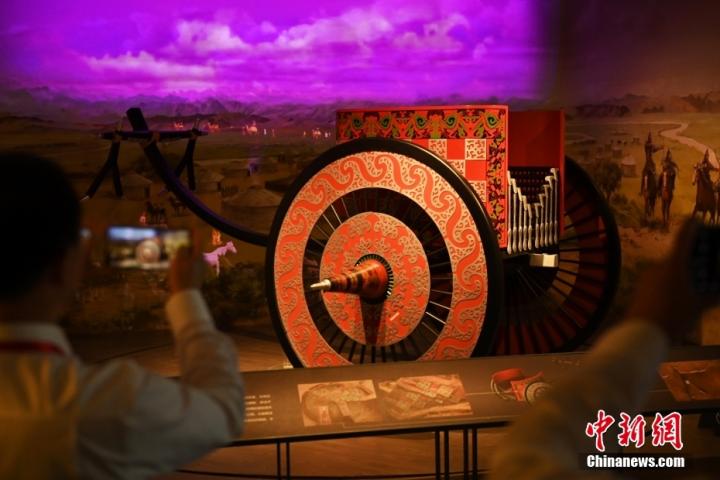 8月16日，甘肅省天水市張家川回族自治縣馬家塬車輿博物館內(nèi)，游客拍攝等比例的戰(zhàn)國(guó)西戎車輿復(fù)制品。