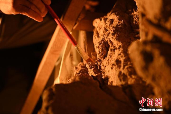 8月25日，文物修復(fù)師牟常有進(jìn)行文物修復(fù)工作。