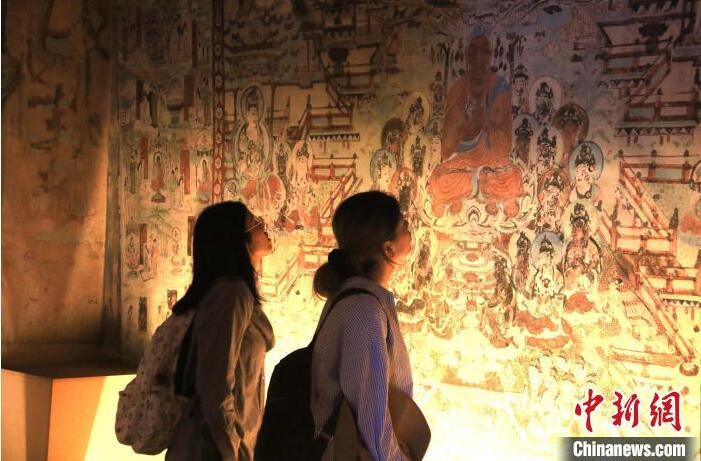 2023年8月27日，游客在甘肅省敦煌市博物館參觀文物展。張曉亮 攝(資料圖)