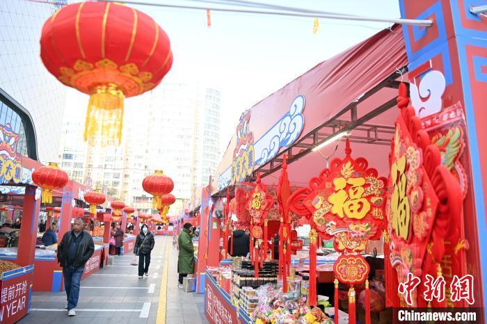 1月30日，蘭州街頭琳瑯滿目的年貨吸引顧客選購。九美旦增 攝</p><p>