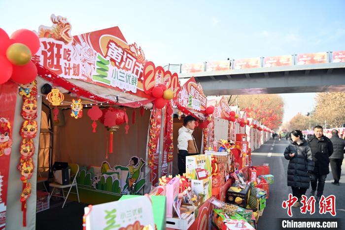 1月30日，蘭州黃河畔的年貨集市吸引顧客選購年貨。九美旦增 攝</p><p>