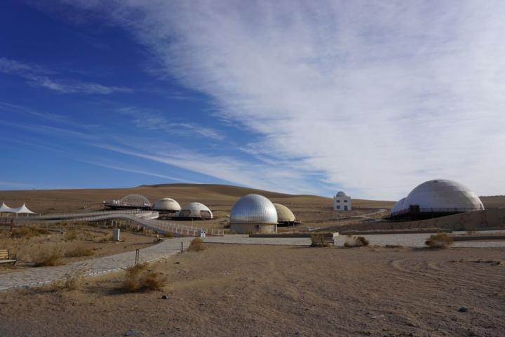 2023年11月28日拍攝的甘肅省武威市民勤縣“摘星小鎮(zhèn)”一角。新華社記者 賈釗 攝