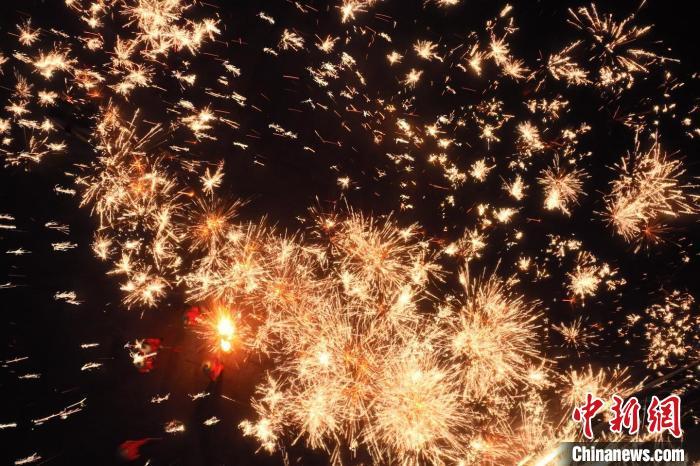 灼熱的鐵水在空中迸散。在空中形成“鐵花火雨”的景象，似天女散花，似群星漫天，如夢(mèng)如幻，美不勝收。侯奇志 攝</p>
<p>