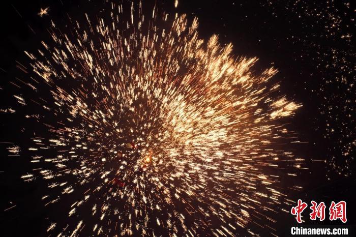 據(jù)悉，“花”與“發(fā)”諧音，取“打花打花，越打越發(fā)”之意。“打鐵花”不僅蘊(yùn)含著人們祈福納祥的美好愿望，也展現(xiàn)了民間生鐵冶煉傳統(tǒng)技藝的工匠精神。侯奇志 攝