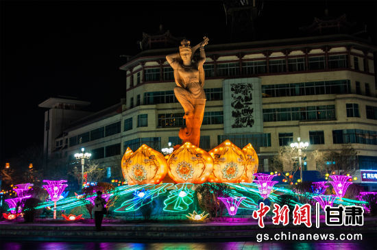 2024年春節(jié)期間，敦煌市中心盤旋路上的反彈琵琶燈組。王斌銀 攝