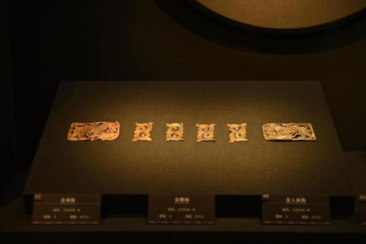 張家川縣馬家塬車輿博物館展陳的馬家塬遺址出土的金項飾、金腰飾、金人畫飾等。李亞龍 攝　　