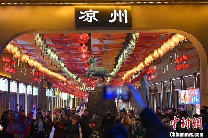 圖為游人拍攝煥然一新亮相的街區(qū)。李亞龍 攝</p>
<p>