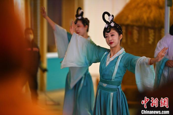 圖為工作人員進(jìn)行舞蹈表演。李亞龍 攝</p>
<p>