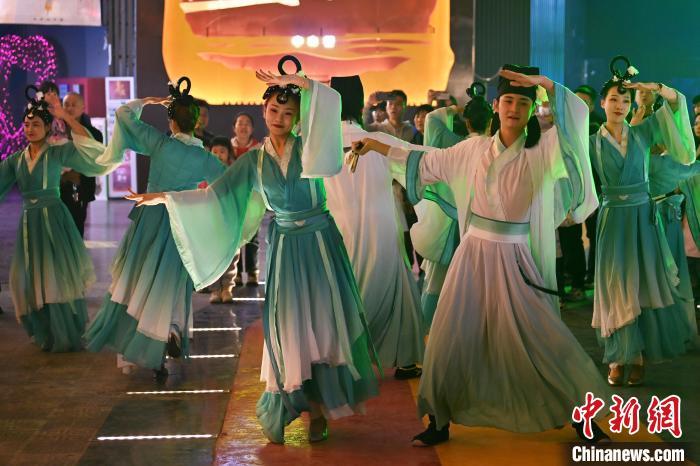 圖為工作人員進(jìn)行舞蹈表演。李亞龍 攝</p>
<p>
