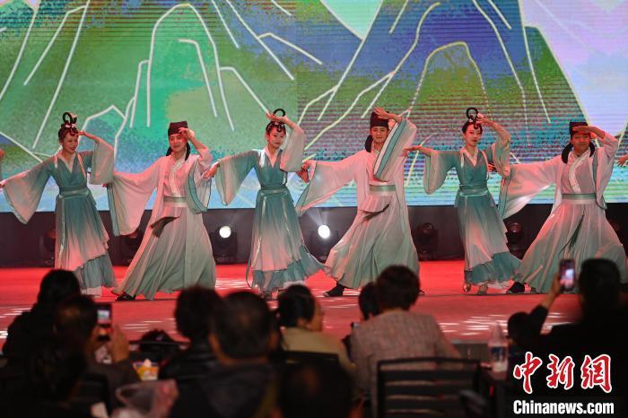 圖為工作人員進(jìn)行舞蹈表演。李亞龍 攝