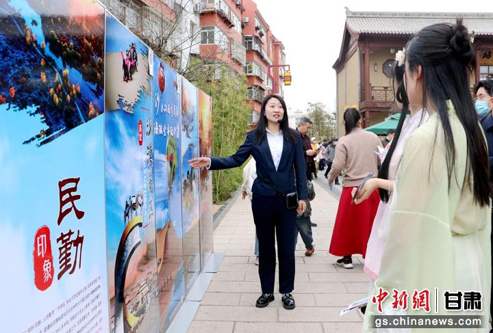 3月下旬，民勤縣在天水啟漢樓廣場(chǎng)舉行推介會(huì)，宣傳本地旅游資源和農(nóng)特優(yōu)產(chǎn)品。圖為工作人員向游客介紹民勤自然風(fēng)光、歷史文化。馬愛彬 攝