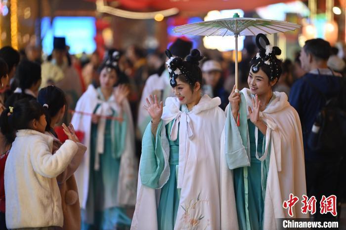 圖為街區(qū)人員著傳統(tǒng)服飾與游人互動。李亞龍 攝</p><p>