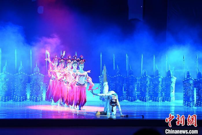 2023年2月18日，蘭州歌舞劇院創(chuàng)排的大型舞劇《大夢(mèng)敦煌》?！　【琶赖┰?攝
