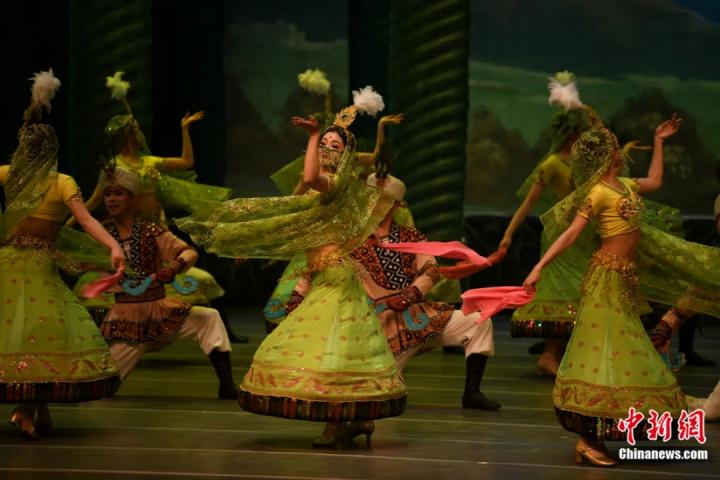 2024年2月23日晚，中國經(jīng)典舞劇《絲路花雨》在甘肅蘭州演出恭賀新春。李亞龍 攝