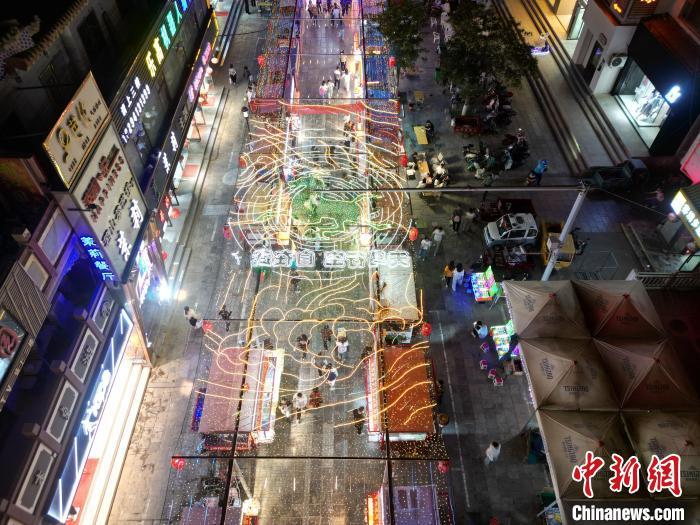 圖為明清街夜市燈光點(diǎn)亮具有武威文化元素的“銅奔馬”彩燈。(無人機(jī)照片) 　戴文昌 攝</p><p>