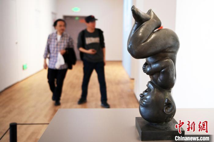 5月21日，觀眾參觀“絲路印跡”雕塑藝術(shù)作品展展出的雕塑作品。九美旦增 攝</p>
<p>