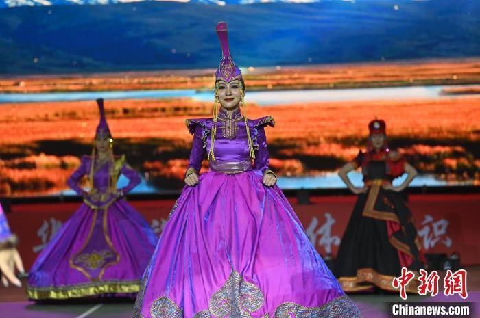 圖為開幕式現(xiàn)場(chǎng)蒙古族服飾秀。李亞龍 攝</p>
<p>