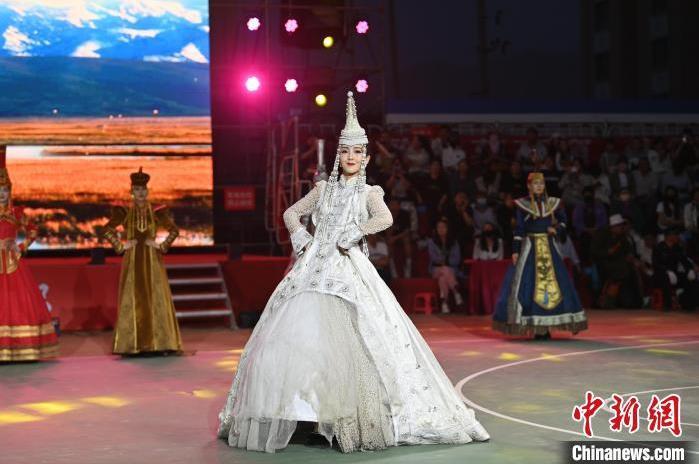 圖為開幕式現(xiàn)場(chǎng)蒙古族服飾秀。李亞龍 攝</p>
<p>