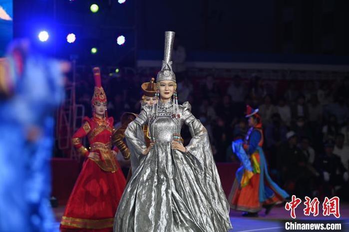 圖為開幕式現(xiàn)場(chǎng)蒙古族服飾秀。李亞龍 攝</p>
<p>