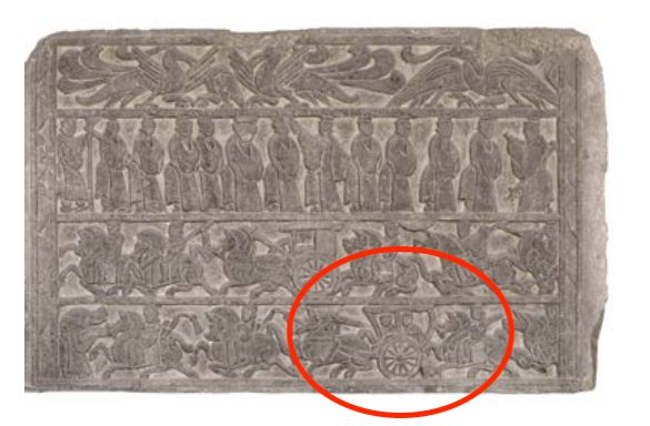 △漢代迎賓、車馬出行畫像石，現(xiàn)藏于臨沂市博物館。畫像石的第四層中有軺車出現(xiàn)。