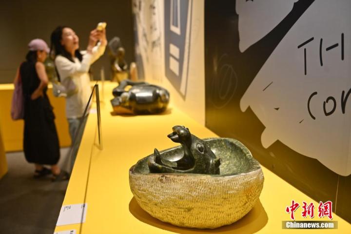 圖為該藝術(shù)展展陳的蛇紋石作品《河馬池》。中新社記者 李亞龍 攝