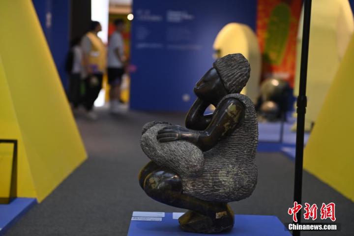 圖為游客參觀藝術(shù)展。中新社記者 李亞龍 攝</p>
<p>