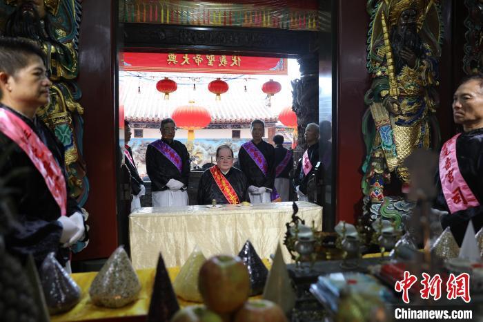 6月21日，“2024(甲辰年)兩岸共祭人文始祖伏羲典禮”在臺灣新北舉行。擔(dān)任主祭官的先嗇宮董事長、中國國民黨前秘書長李乾龍(中)出席典禮并擔(dān)任主祭官。中新社記者 張曉曦 攝