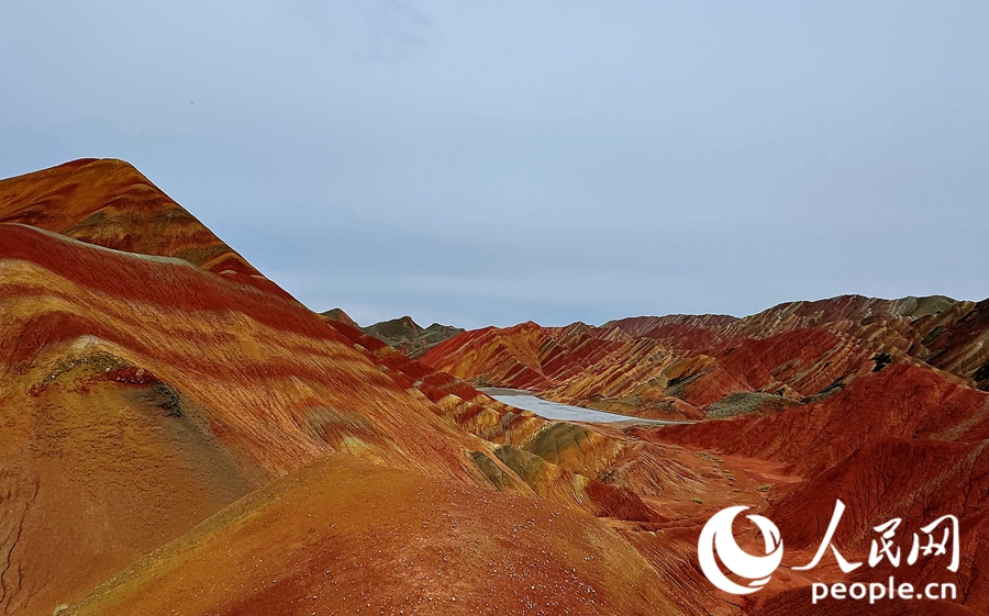 雨后的七彩丹霞，顏色格外艷麗。人民網(wǎng)記者 徐冬兒攝
