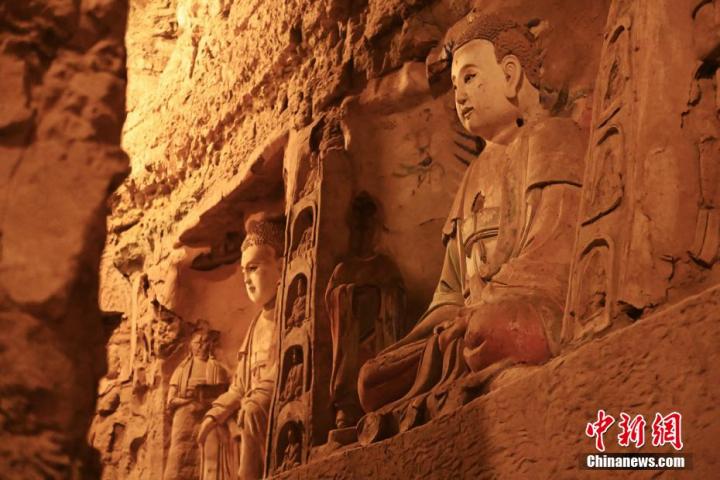 7月15日，甘肅省平?jīng)鍪袥艽h百里石窟長廊中的王母宮石窟造像。百里石窟長廊位于涇川縣境內(nèi)，由512個石窟、5眼窟中石井組成，現(xiàn)存王母宮石窟、鳳凰山石窟、南石窟寺、丈八寺石窟、羅漢洞石窟、太山寺石窟等規(guī)模較大的石窟群，還有數(shù)量眾多的小石窟群。王母宮石窟又名千佛洞，該窟設(shè)計宏大，造像生動，窟內(nèi)擁有造像數(shù)百尊，是較為珍貴的佛教文化歷史遺存。中新社記者 李亞龍 攝</p>
<p>