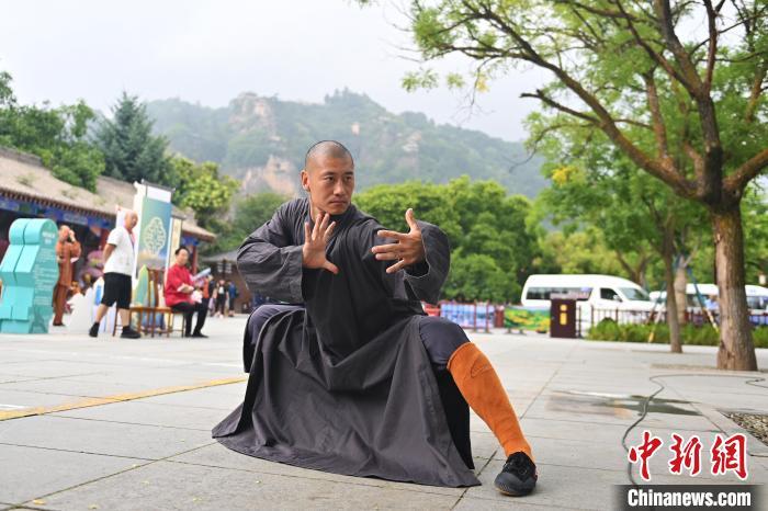 7月14日，甘肅省平?jīng)鍪嗅轻忌骄皡^(qū)內(nèi)，嵩山少林弟子展示武藝。7月13日至14日，“2024年北京體育大學(xué)第十五屆國(guó)際武術(shù)比賽交流大會(huì)暨首屆崆峒山國(guó)際武術(shù)大會(huì)”舉行，大會(huì)也在崆峒山景區(qū)進(jìn)行問道崆峒、武術(shù)高級(jí)研修班、崆峒拜師等系列活動(dòng)。中新社記者 李亞龍 攝</p>
<p>